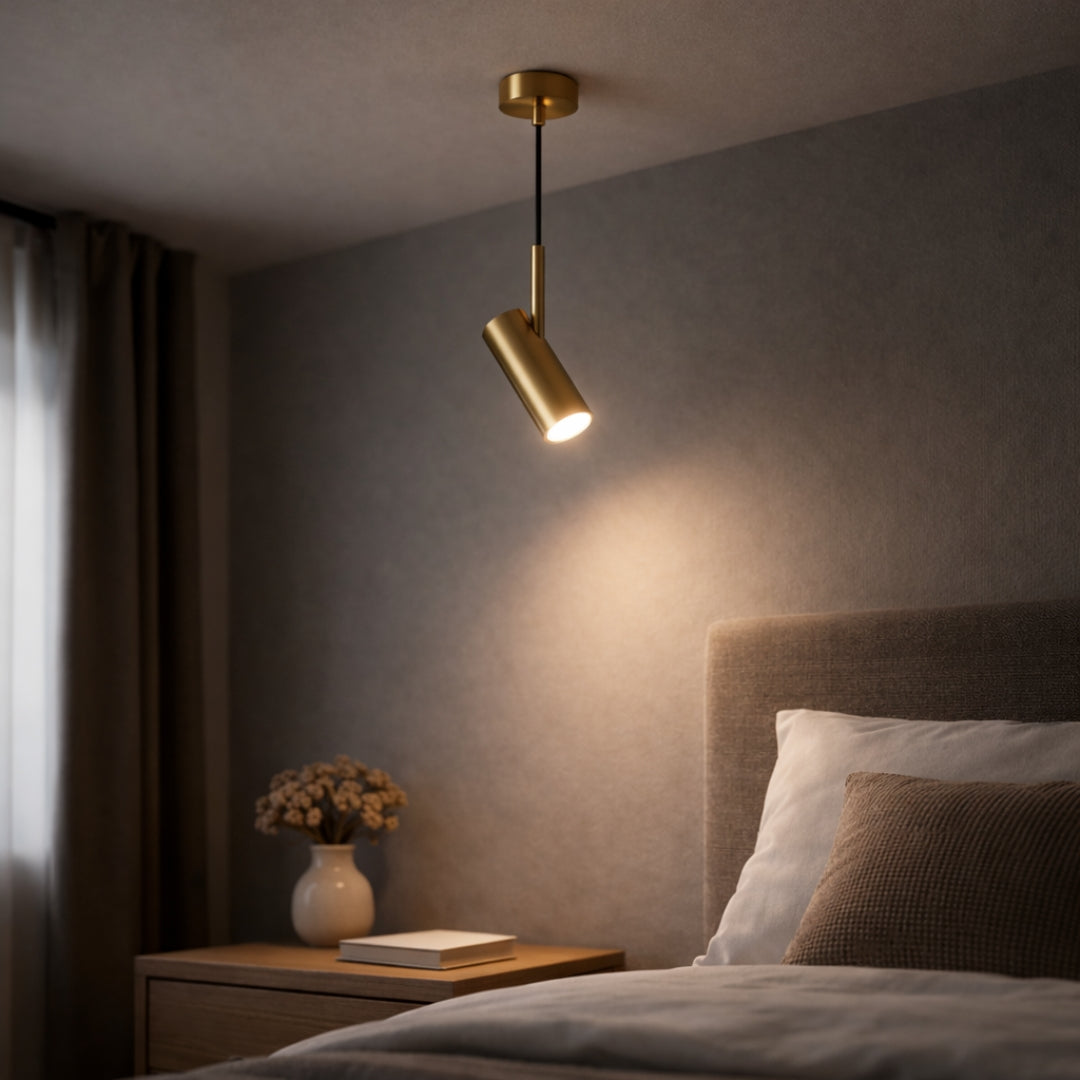 Suspension design spot orientable et tige dorée