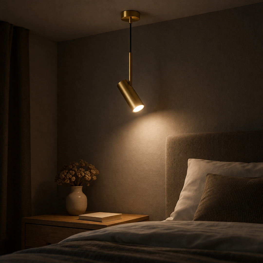 Suspension design spot orientable et tige dorée