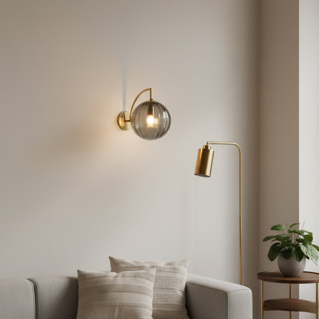 Applique Murale LED Dorée avec Boule en Verre Fumé