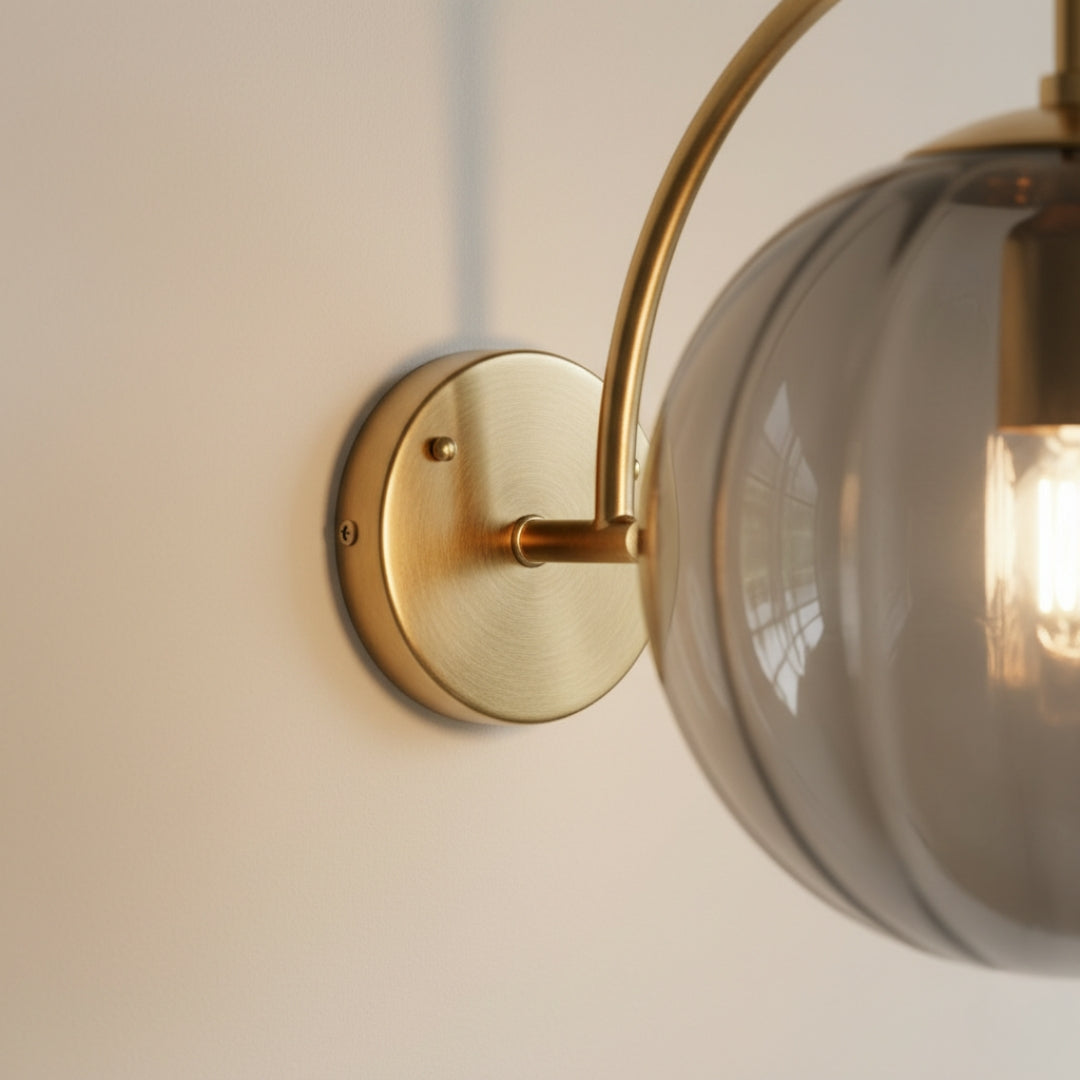 Applique Murale LED Dorée avec Boule en Verre Fumé