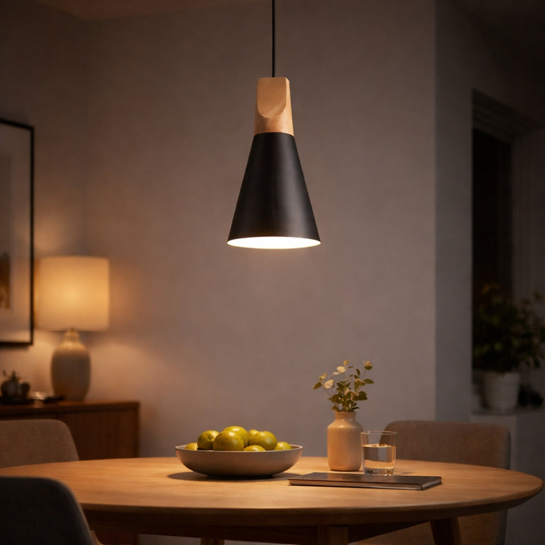 Suspension en bois et aluminum en forme de cone